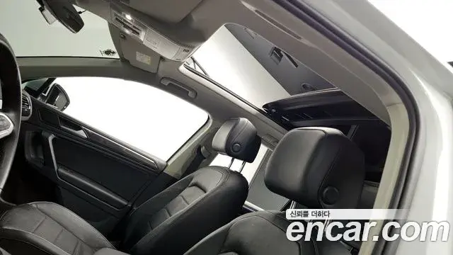 Volkswagen Tiguan 2021 — ფოტო 16/20