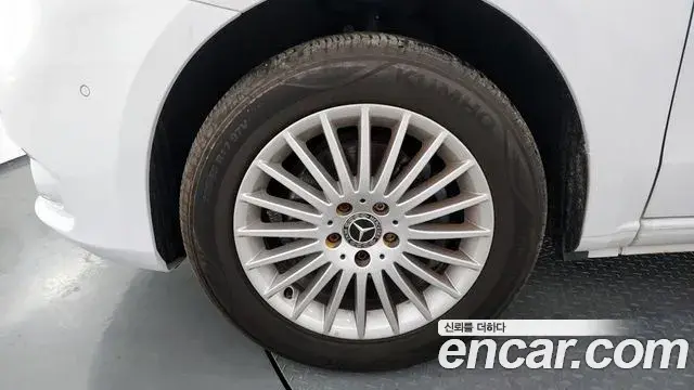 Mercedes-Benz V-Class 2020 — ფოტო 4/20