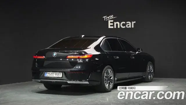 BMW 7 Series 2023 — ფოტო 10/19