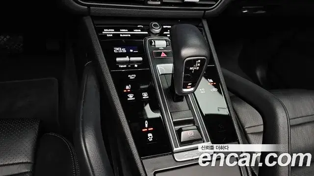 Porsche Cayenne 2020 — ფოტო 7/20