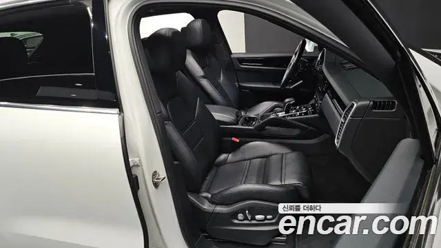 Porsche Cayenne 2020 — ფოტო 5/20