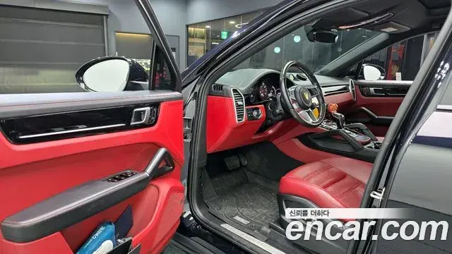 Porsche Cayenne 2021 — Photo 15/20