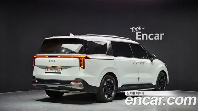 Kia Carnival 2023 — ფოტო 3/20