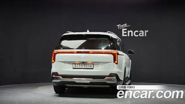 Kia Carnival 2023 — ფოტო 7/20