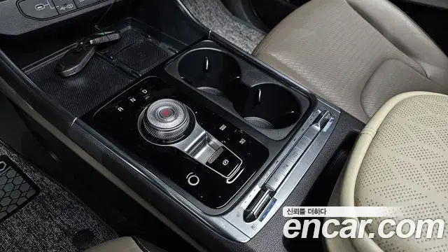 Kia Carnival 2023 — ფოტო 13/20