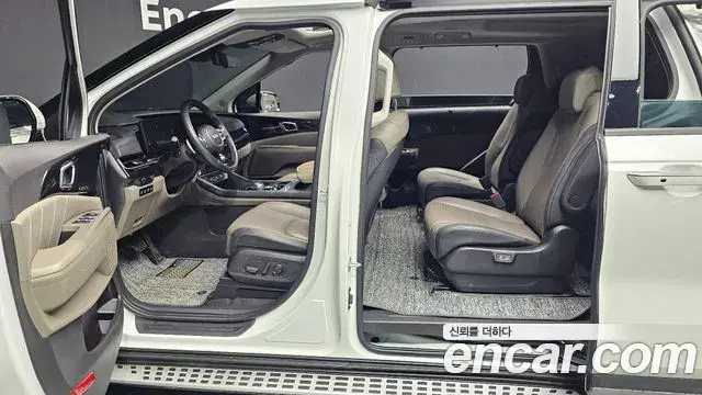 Kia Carnival 2023 — ფოტო 19/20