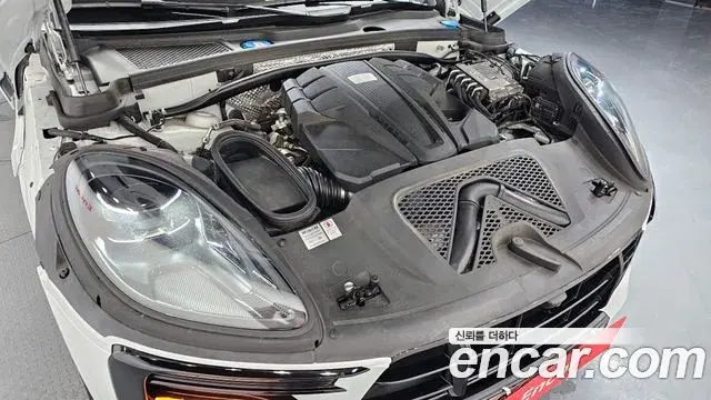 Porsche Macan 2021 — Photo 19/20