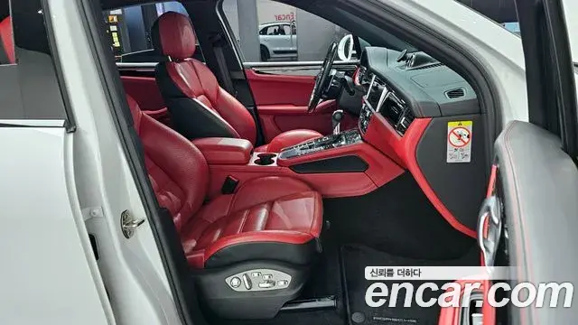 Porsche Macan 2021 — Photo 16/20