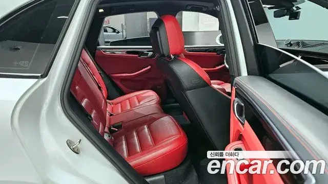 Porsche Macan 2021 — Photo 15/20