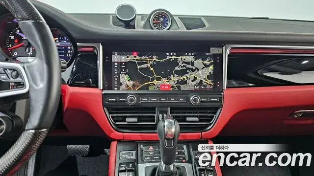 Porsche Macan 2021 — Photo 2/20