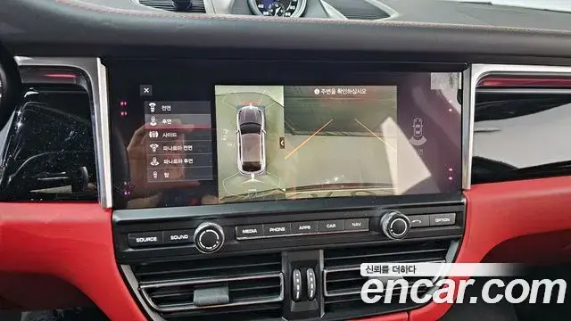 Porsche Macan 2021 — Photo 9/20