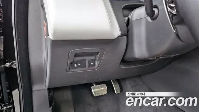 Land Rover Range Rover Velar 2024 — Photo 13/20