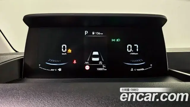 Hyundai Staria 2025 — Photo 2/20