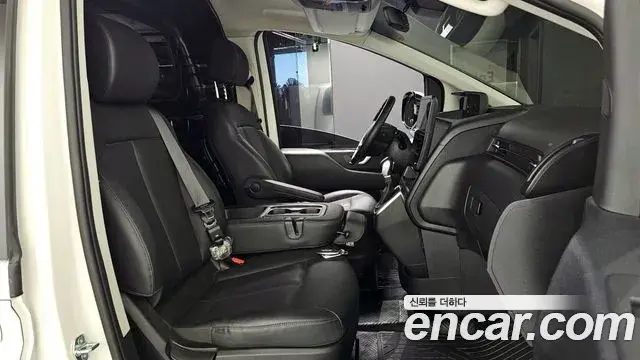 Hyundai Staria 2025 — Photo 7/20