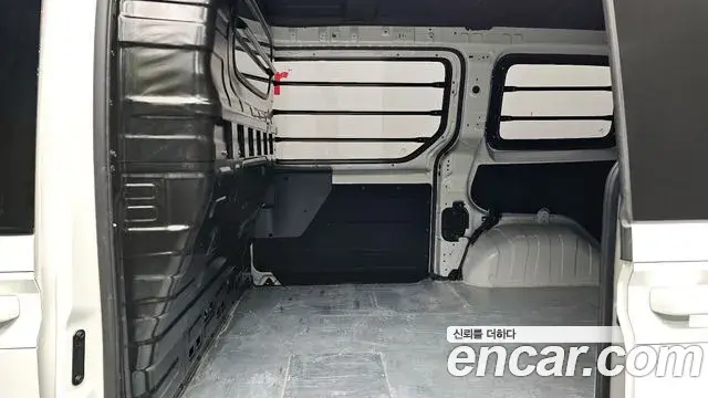 Hyundai Staria 2025 — Photo 8/20