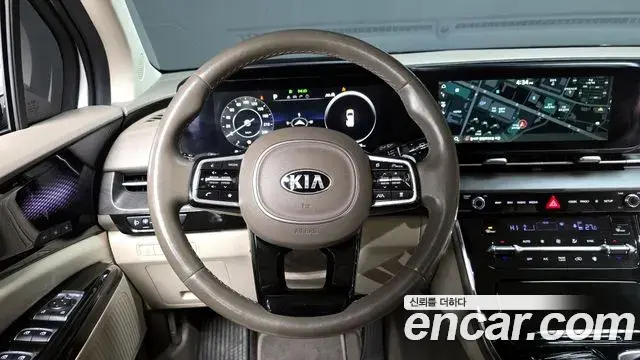 Kia Carnival 2021 — ფოტო 13/20