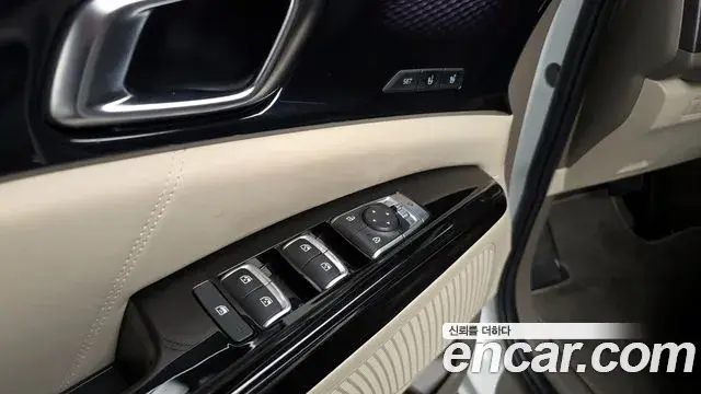 Kia Carnival 2021 — ფოტო 19/20