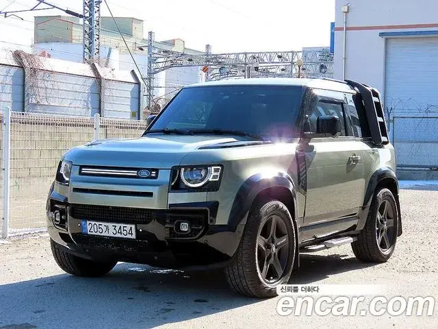 Land Rover Defender 2021 — Фото 1/20