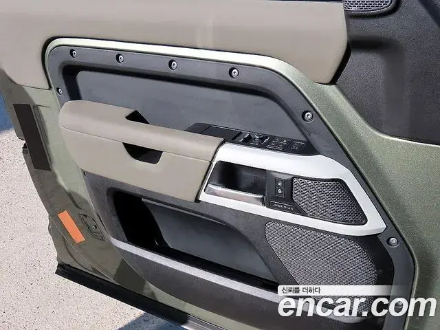 Land Rover Defender 2021 — Фото 11/20