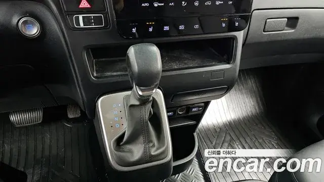 Hyundai Staria 2023 — Photo 17/20