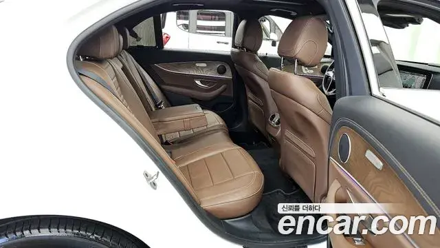 Mercedes-Benz E-Class 2020 — Photo 11/20