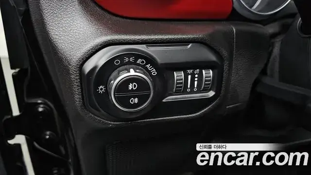 Jeep Wrangler 2018 — ფოტო 18/20