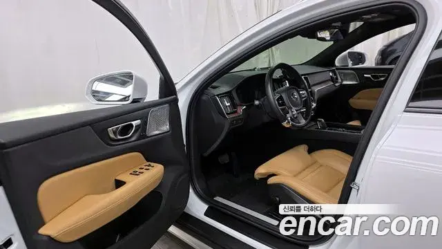 Volvo V60 Cross Country 2021 — Photo 18/20