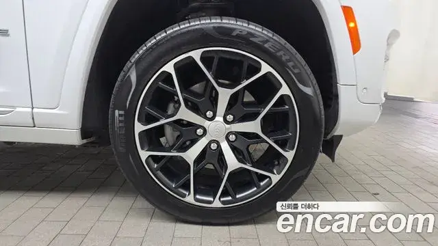 Jeep Grand Cherokee 2023 — Photo 19/20