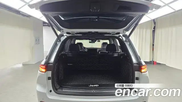 Jeep Grand Cherokee 2023 — Photo 4/20