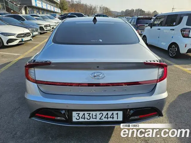 Hyundai Sonata Hybrid 2021 — Photo 17/18