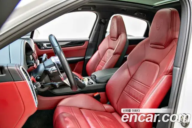 Porsche Cayenne 2021 — Photo 8/20