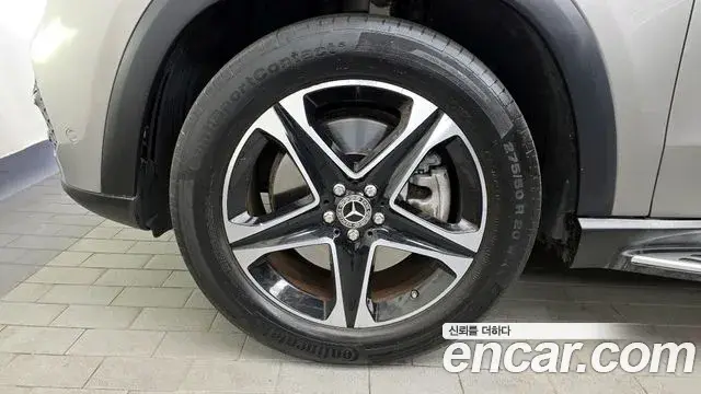 Mercedes-Benz GLE-Class 2021 — Photo 10/20
