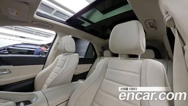 Mercedes-Benz GLE-Class 2021 — Photo 17/20