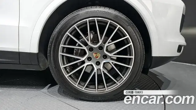 Porsche Cayenne 2021 — ფოტო 13/20