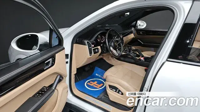 Porsche Cayenne 2021 — ფოტო 12/20