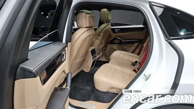 Porsche Cayenne 2021 — ფოტო 3/20