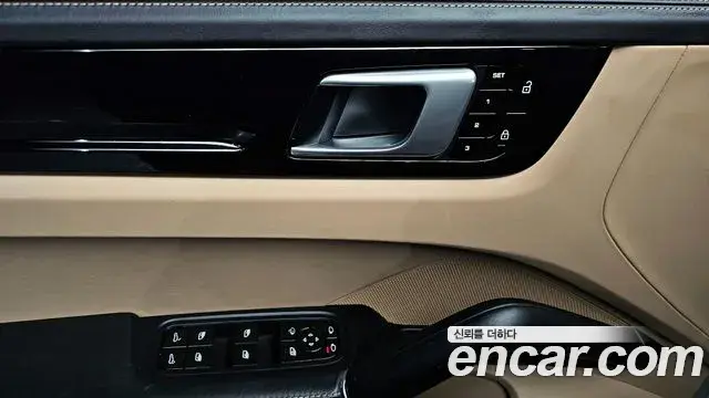Porsche Cayenne 2021 — ფოტო 15/20
