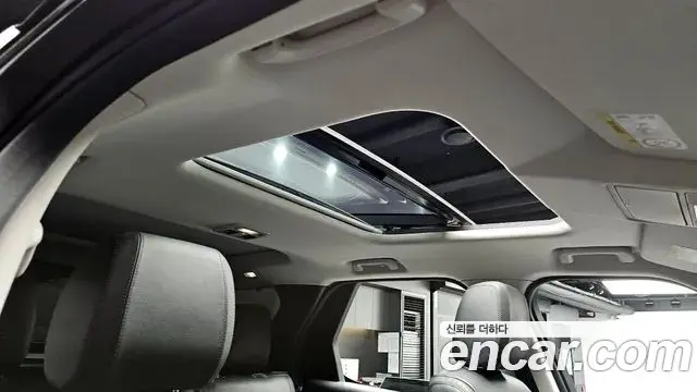 Land Rover Discovery 5 2018 — ფოტო 14/20