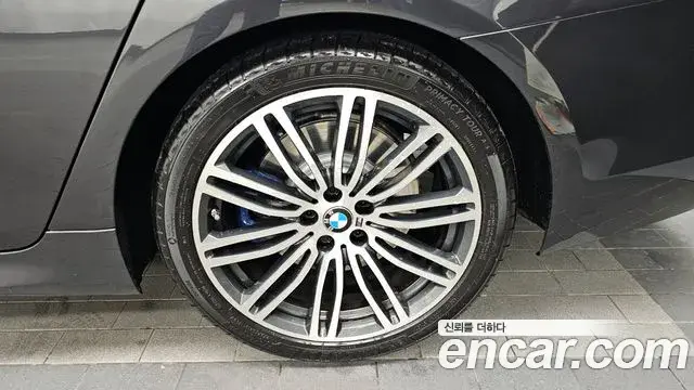 BMW 5 Series 2020 — Photo 12/20