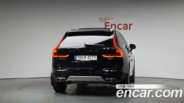 Volvo XC60 2021 — ფოტო 17/20