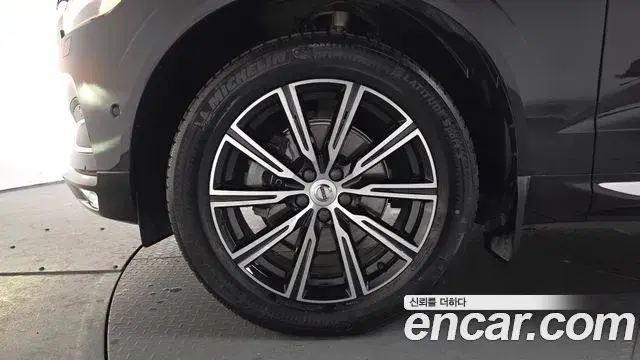 Volvo XC60 2021 — ფოტო 14/20