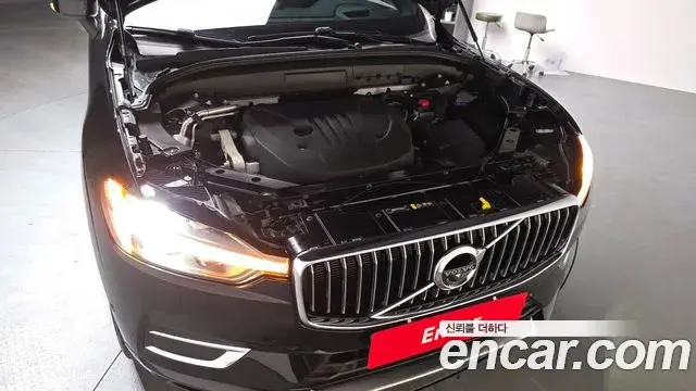 Volvo XC60 2021 — ფოტო 8/20