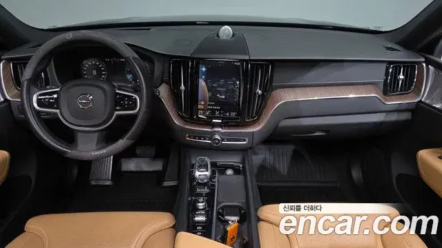 Volvo XC60 2021 — ფოტო 7/20