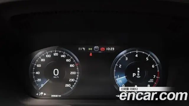 Volvo XC60 2021 — ფოტო 18/20