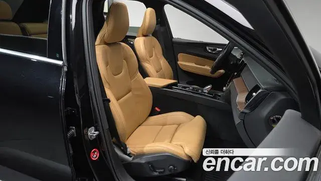 Volvo XC60 2021 — ფოტო 19/20