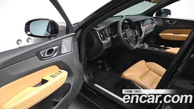 Volvo XC60 2021 — ფოტო 2/20