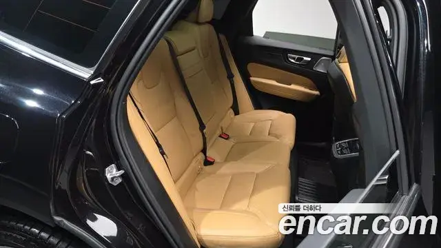 Volvo XC60 2021 — ფოტო 13/20