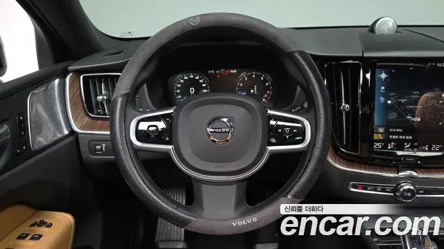 Volvo XC60 2021 — ფოტო 1/20