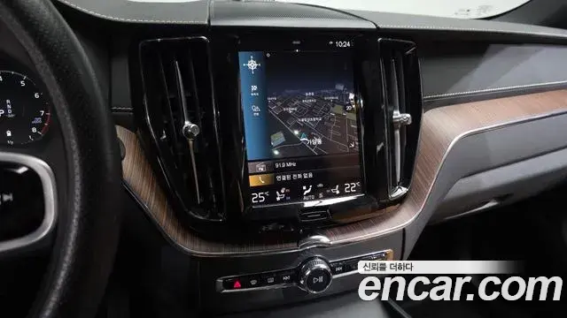 Volvo XC60 2021 — ფოტო 11/20