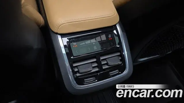 Volvo XC60 2021 — ფოტო 10/20